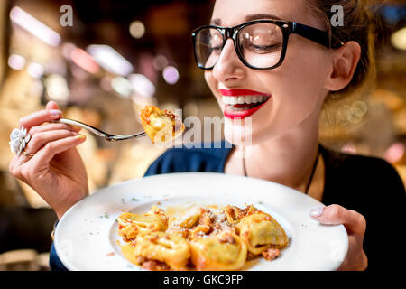 Femme mangeant des pâtes tortellini Banque D'Images