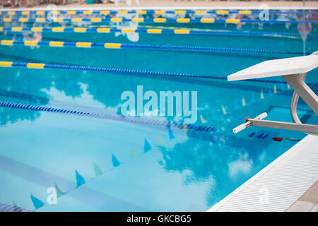 Bloc de plongée est vide avant la course de voie dans une piscine Banque D'Images