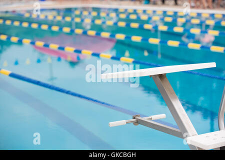 Bloc de plongée est vide avant la course de voie dans une piscine Banque D'Images