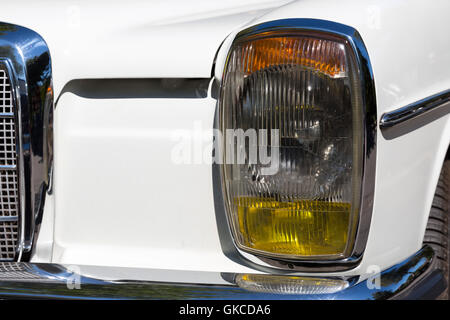 Détail d'un attique voiture à une voiture rétro parade. Les phares. Lampe frontale. Banque D'Images