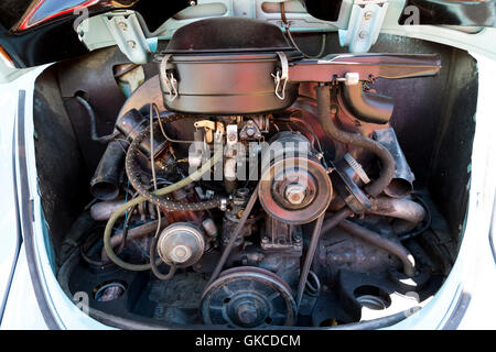 Bloc moteur automobile rétro. Détail d'un attique voiture à une voiture rétro parade. Banque D'Images