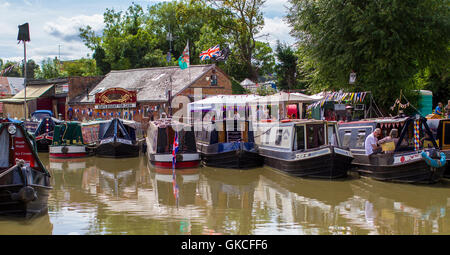 Blisworth, Northamptonshire 13 août 2016. Festival du canal Blisworth, le Grand Union Canal. Profitant de la foule nous chaud fine Banque D'Images