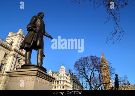 Le vicomte Palmerston statue à la place du Parlement avec Big Ben en arrière-plan, Londres, Grande-Bretagne Banque D'Images