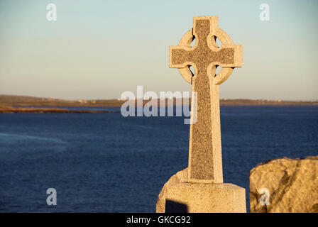 Croix celtique en cimetière près de mer, Roundstone, comté de Galway, Irlande Banque D'Images