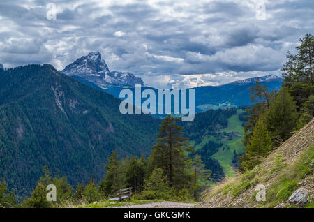 Nuages spectaculaires sur la montagne Peitlerkofel au Tyrol du sud, près de San Vigilio, Italie Banque D'Images