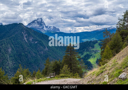 Nuages spectaculaires sur la montagne Peitlerkofel au Tyrol du sud, près de San Vigilio, Italie Banque D'Images