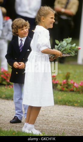 La princesse Victoria et son frère, le prince Carl Philip à Öland Solliden à son anniversaire 1985 Banque D'Images