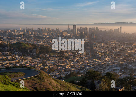 Skyline de San Francisco montrant brouillard tôt le matin sur la baie, de la populaire point Twin Peaks, Californie, USA. Banque D'Images