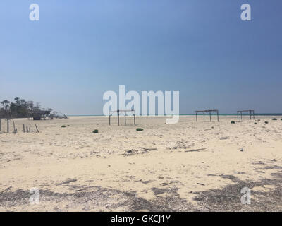 Un ancien beach cabanas stand déserté sur une large plage de sable qui s'étend sur l'extrémité orientale de Cayo Levisa Banque D'Images
