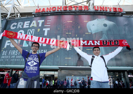 En dehors des fans de Manchester United Old Trafford Premier League avant le match à Old Trafford, Manchester. Banque D'Images