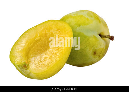 Les prunes de couleur vert-jaune isolé sur fond blanc Banque D'Images