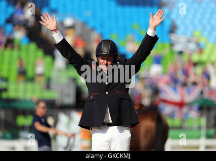 La société britannique Nick Skelton a remporté une médaille d'or sur grande star dans l'individu au saut d'Centre Equestre Olympique le quatorzième jour du temps des Jeux Olympiques de Rio, au Brésil. Banque D'Images