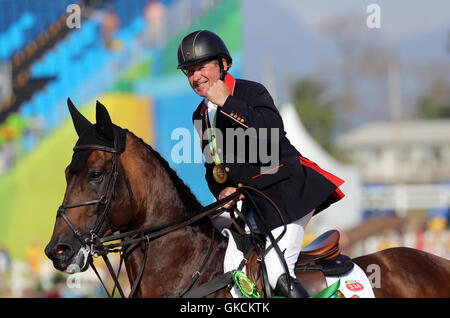 La société britannique Nick Skelton a remporté une médaille d'or sur grande star dans l'individu au saut d'Centre Equestre Olympique le quatorzième jour du temps des Jeux Olympiques de Rio, au Brésil. Banque D'Images