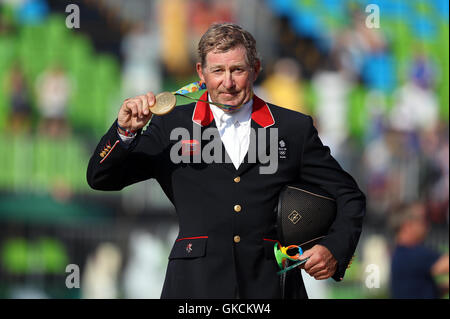 La société britannique Nick Skelton a remporté une médaille d'or sur grande star dans l'individu au saut d'Centre Equestre Olympique le quatorzième jour du temps des Jeux Olympiques de Rio, au Brésil. Banque D'Images