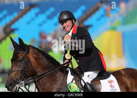 La société britannique Nick Skelton a remporté une médaille d'or sur grande star dans l'individu au saut d'Centre Equestre Olympique le quatorzième jour du temps des Jeux Olympiques de Rio, au Brésil. Banque D'Images