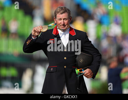 La société britannique Nick Skelton a remporté une médaille d'or sur grande star dans l'individu au saut d'Centre Equestre Olympique le quatorzième jour du temps des Jeux Olympiques de Rio, au Brésil. Banque D'Images