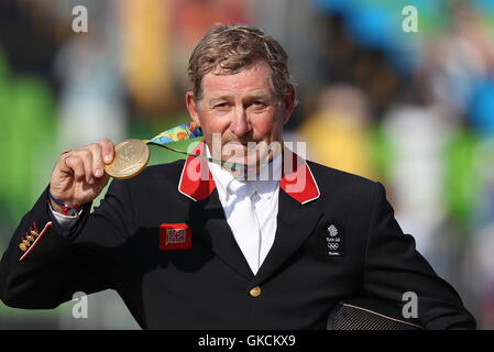 La société britannique Nick Skelton a remporté une médaille d'or sur grande star dans l'individu au saut d'Centre Equestre Olympique le quatorzième jour du temps des Jeux Olympiques de Rio, au Brésil. Banque D'Images