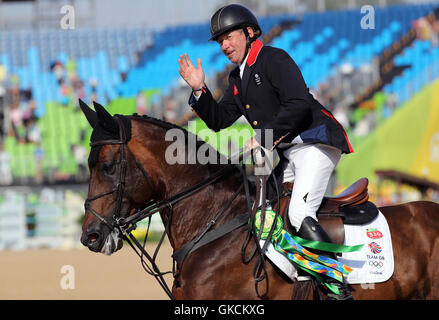 La société britannique Nick Skelton a remporté une médaille d'or sur grande star dans l'individu au saut d'Centre Equestre Olympique le quatorzième jour du temps des Jeux Olympiques de Rio, au Brésil. Banque D'Images