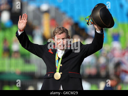 La société britannique Nick Skelton a remporté une médaille d'or sur grande star dans l'individu au saut d'Centre Equestre Olympique le quatorzième jour du temps des Jeux Olympiques de Rio, au Brésil. Banque D'Images