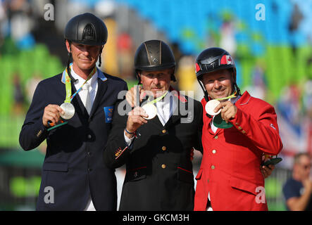 La société britannique Nick Skelton a remporté une médaille d'or sur le Big Star avec le Eric Lamaze (à droite) en prenant le bronze et le Suédois Peder Fredricson prenant l'argent dans l'individu au saut d'Centre Equestre Olympique le quatorzième jour du temps des Jeux Olympiques de Rio, au Brésil. Banque D'Images