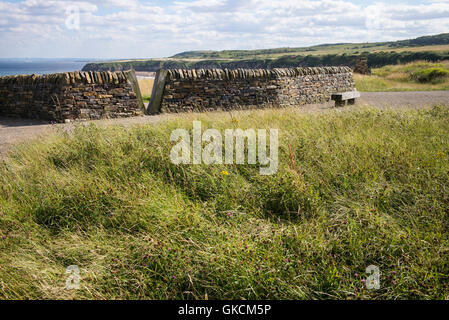 Mur en pierre et sur la mer au point du nez, Dawdon, Seaham, County Durham, Royaume-Uni Banque D'Images