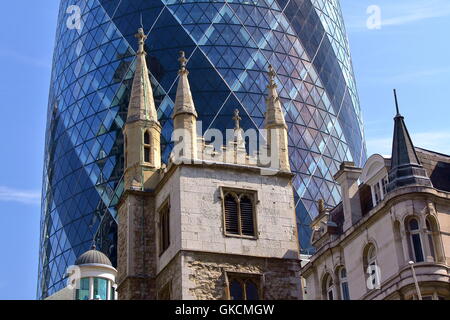 Le Gherkin (30 St Mary Axe) avec des tourelles à l'avant-plan, Londres, Grande-Bretagne Banque D'Images