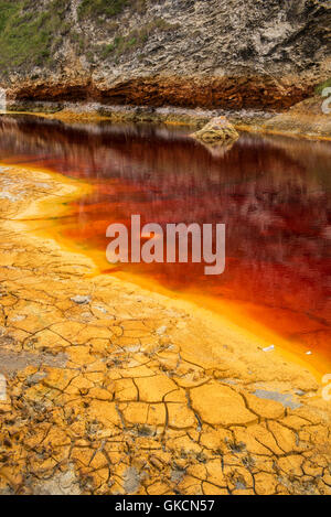 L'eau polluée par les résidus de déchets provenant des mines de charbon qui ont été déversées sur Blast Beach, comté de Durham, Royaume-Uni Banque D'Images