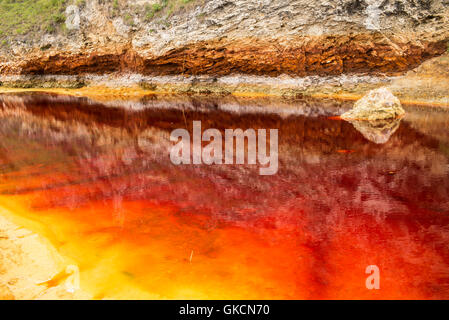 L'eau polluée par les résidus de déchets provenant des mines de charbon qui ont été déversées sur Blast Beach, comté de Durham, Royaume-Uni Banque D'Images