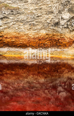 L'eau polluée par les résidus de déchets provenant des mines de charbon qui ont été déversées sur Blast Beach, comté de Durham, Royaume-Uni Banque D'Images