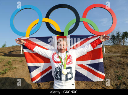 La société britannique Nick Skelton a remporté une médaille d'or sur grande star dans l'individu au saut d'Centre Equestre Olympique le quatorzième jour du temps des Jeux Olympiques de Rio, au Brésil. Banque D'Images