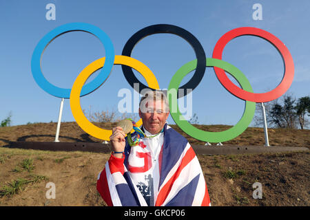 La société britannique Nick Skelton a remporté une médaille d'or sur grande star dans l'individu au saut d'Centre Equestre Olympique le quatorzième jour du temps des Jeux Olympiques de Rio, au Brésil. Banque D'Images