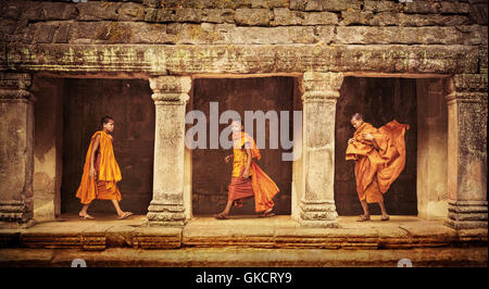Trois moines bouddhistes en robe orange à Siem Reap au Cambodge,Asia,temple Banque D'Images