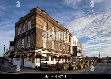 L'île aux épices pub donne sur le port de Portsmouth Banque D'Images