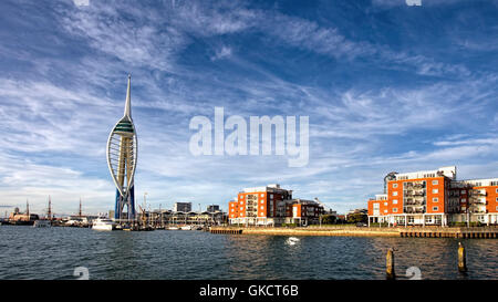 Vue de la tour Spinnaker et de Gunwharf Quays de Broad Street vieux Portsmouth Banque D'Images