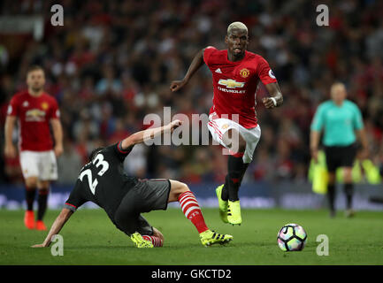 Paul Pogba Manchester United (à droite) et Southampton Pierre-Emile Hojbjerg bataille pour la balle au cours de la Premier League match à Old Trafford, Manchester. Banque D'Images