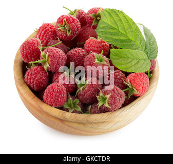 Framboises dans la plaque en bois isolé sur le fond blanc. Banque D'Images