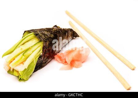 Crabe aux tranches d'avocat avec des bâtons de concombre sur fond blanc Banque D'Images