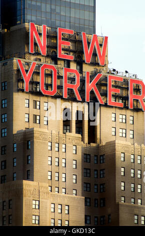 Wyndam New Yorker Hotel Building à New York avec rouge type Brownstone Façade & Office Windows Light Blue Sky Background Banque D'Images