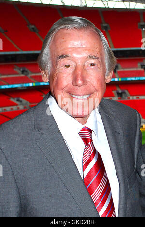 Bobby Moore photocall au stade de Wembley. Assisté par des joueurs de football légendaire George Cohen et Gordon Banks. Avec : Gordon Banks où : London, Royaume-Uni Quand : 18 mai 2016 Banque D'Images