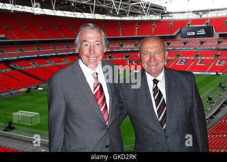 Bobby Moore photocall au stade de Wembley. Assisté par des joueurs de football légendaire George Cohen et Gordon Banks. Avec : Gordon Banks, George Cohen Où : London, Royaume-Uni Quand : 18 mai 2016 Banque D'Images