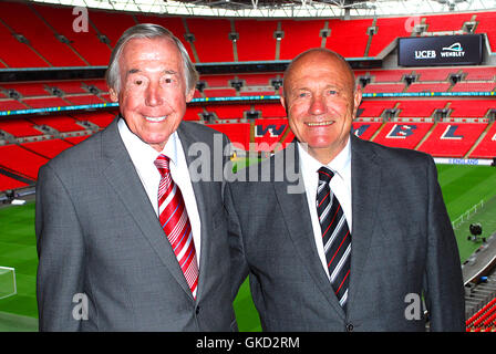 Bobby Moore photocall au stade de Wembley. Assisté par des joueurs de football légendaire George Cohen et Gordon Banks. Avec : Gordon Banks, George Cohen Où : London, Royaume-Uni Quand : 18 mai 2016 Banque D'Images