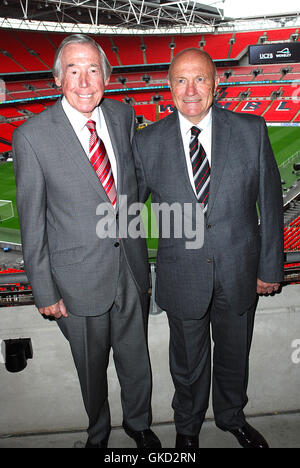 Bobby Moore photocall au stade de Wembley. Assisté par des joueurs de football légendaire George Cohen et Gordon Banks. Avec : Gordon Banks, George Cohen Où : London, Royaume-Uni Quand : 18 mai 2016 Banque D'Images