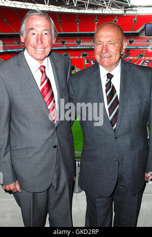 Bobby Moore photocall au stade de Wembley. Assisté par des joueurs de football légendaire George Cohen et Gordon Banks. Avec : Gordon Banks, George Cohen Où : London, Royaume-Uni Quand : 18 mai 2016 Banque D'Images