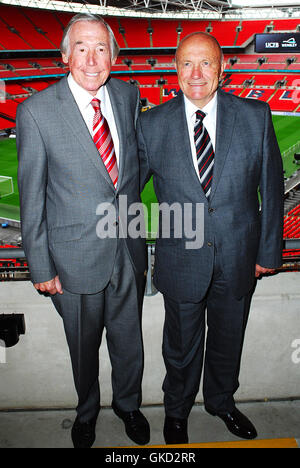 Bobby Moore photocall au stade de Wembley. Assisté par des joueurs de football légendaire George Cohen et Gordon Banks. Avec : Gordon Banks, George Cohen Où : London, Royaume-Uni Quand : 18 mai 2016 Banque D'Images