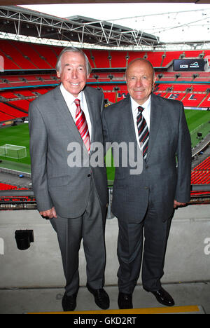 Bobby Moore photocall au stade de Wembley. Assisté par des joueurs de football légendaire George Cohen et Gordon Banks. Avec : Gordon Banks, George Cohen Où : London, Royaume-Uni Quand : 18 mai 2016 Banque D'Images