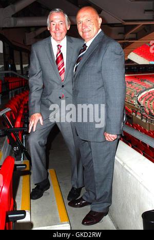 Bobby Moore photocall au stade de Wembley. Assisté par des joueurs de football légendaire George Cohen et Gordon Banks. Avec : Gordon Banks, George Cohen Où : London, Royaume-Uni Quand : 18 mai 2016 Banque D'Images