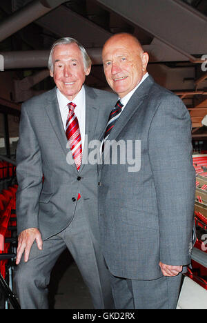 Bobby Moore photocall au stade de Wembley. Assisté par des joueurs de football légendaire George Cohen et Gordon Banks. Avec : Gordon Banks, George Cohen Où : London, Royaume-Uni Quand : 18 mai 2016 Banque D'Images