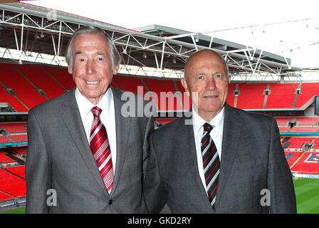 Bobby Moore photocall au stade de Wembley. Assisté par des joueurs de football légendaire George Cohen et Gordon Banks. Avec : Gordon Banks, George Cohen Où : London, Royaume-Uni Quand : 18 mai 2016 Banque D'Images