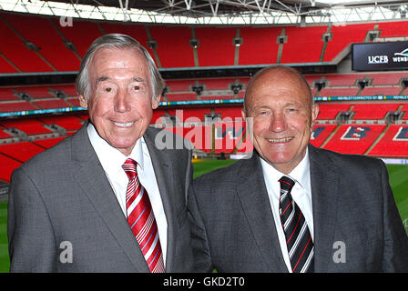 Bobby Moore photocall au stade de Wembley. Assisté par des joueurs de football légendaire George Cohen et Gordon Banks. Avec : Gordon Banks, George Cohen Où : London, Royaume-Uni Quand : 18 mai 2016 Banque D'Images