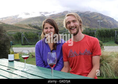 Profitant de leurs vendangeurs après le travail du vin à Felton Road Wines, Bannockburn, Central Otago, Nouvelle-Zélande Banque D'Images